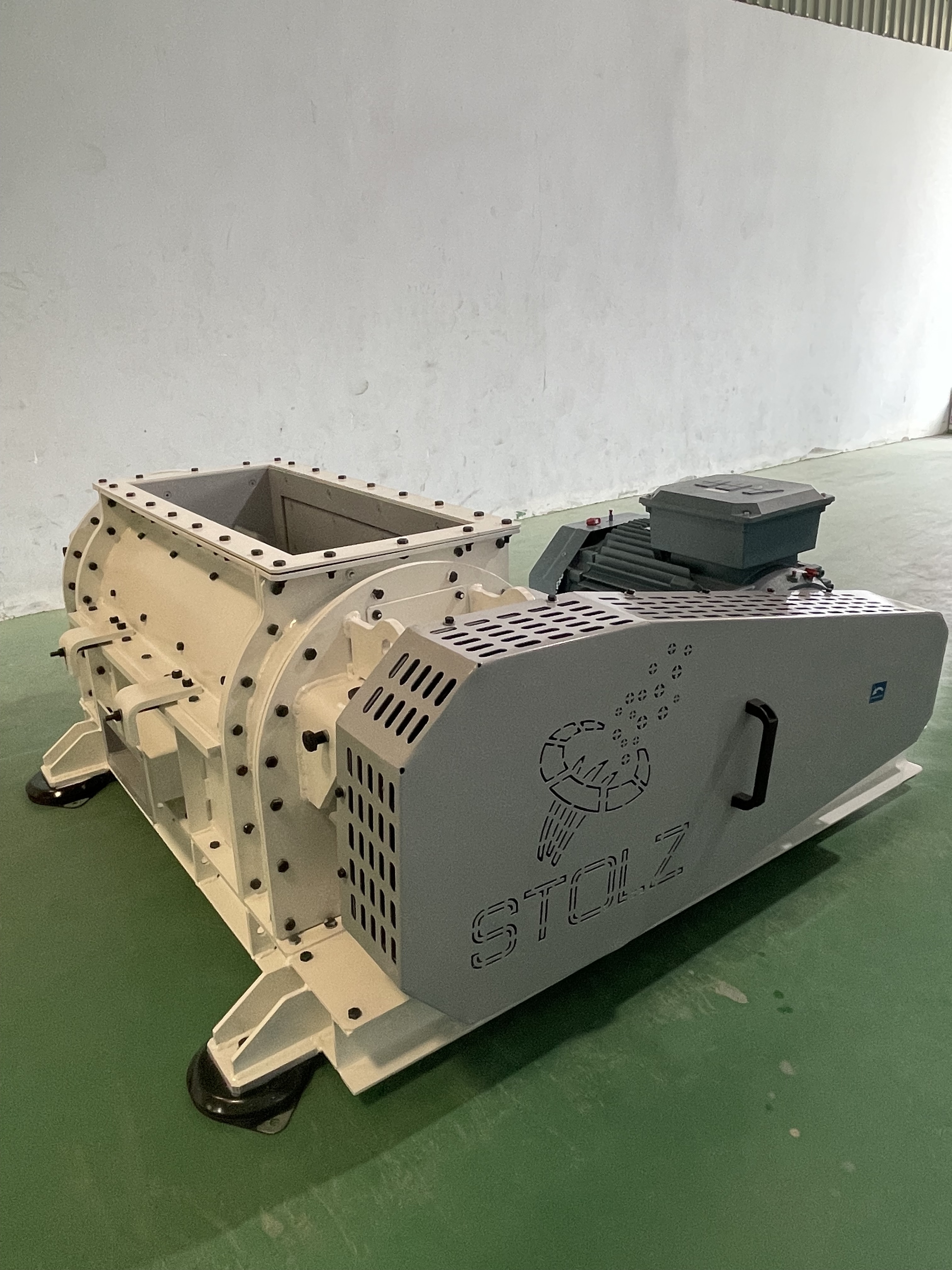 Chế tạo và cung cấp các loại máy móc thiết bị công nghiệp.